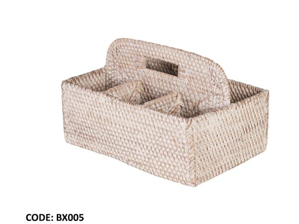 Petite boîte de rangement avec compartiments en rotin beige