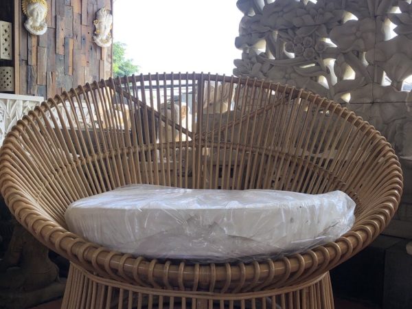 Circular rattan sofa - Sofa circulaire en rotin
