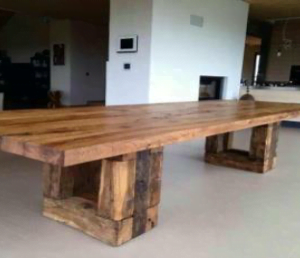 Très grande table en bois verni Pieds poutre