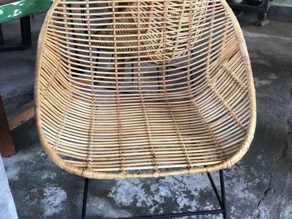 Large rounded rattan armchair with metal legs - Fauteuil arrondi large en rotin