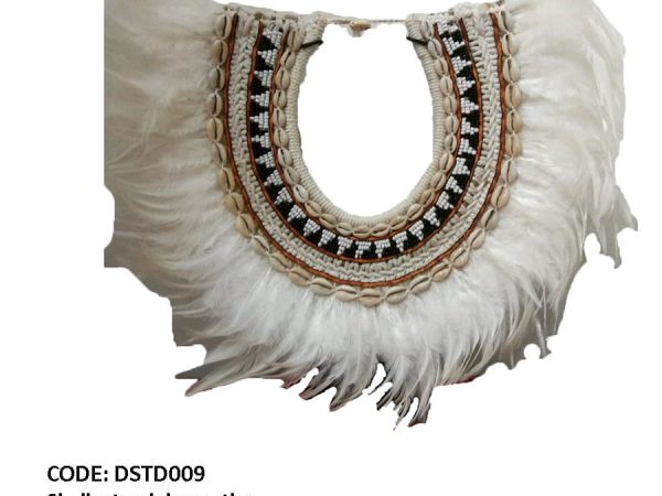 Colliers de coquillage et plumes blanches sur socle