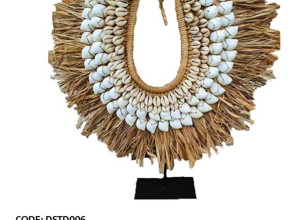 Colliers de coquillage et plumes sur socle