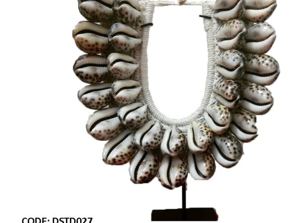 Colliers de gros coquillage gris
