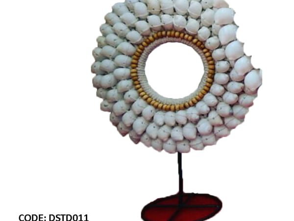 Colliers de gros coquillage blanc sur socle