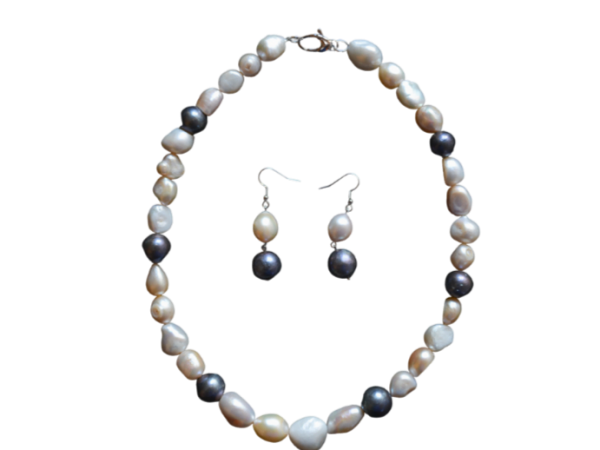 A set Of Caca Earring And Necklace