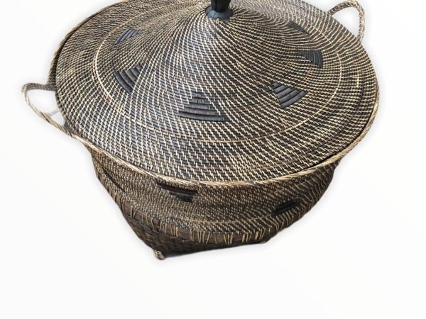 Large basket with rattan cover - Gros panier avec couvercle en rotin