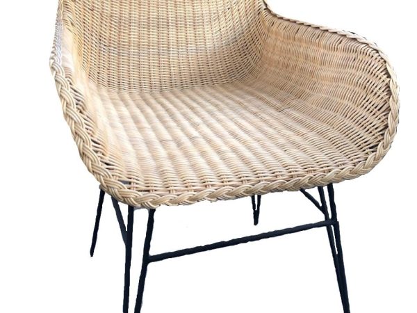 Large rattan armchair with metal legs - Fauteuil large en rotin pieds métaliques