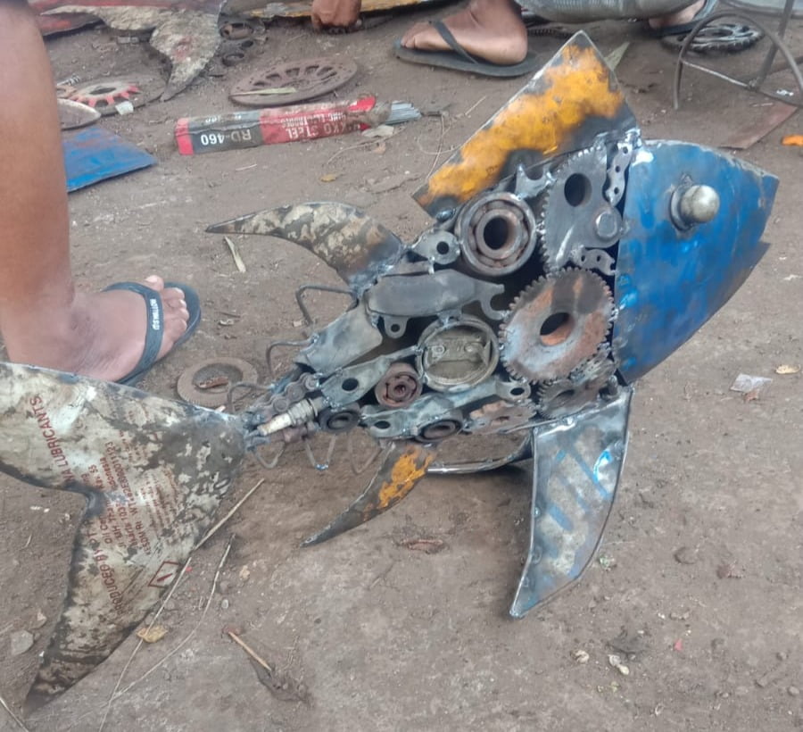 Medium Fish Metal Decor
