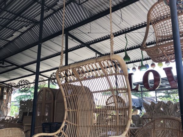 Hanging chair in wooden leather, with a large cushion and a rope